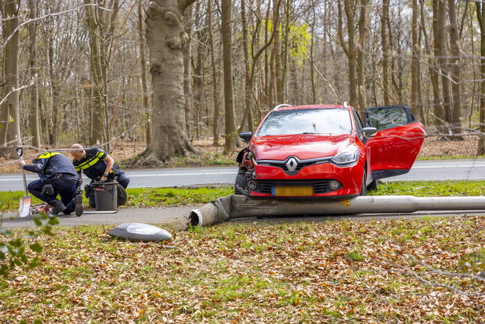 Flinke schade door botsing tegen lantaarnpaal