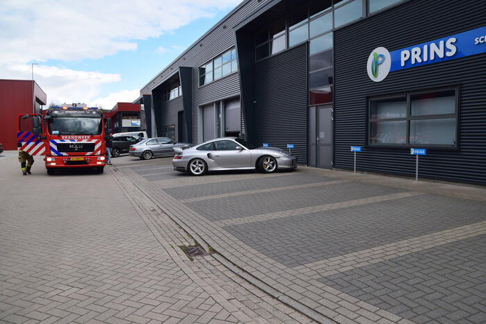 Brandweer verricht nacontrole in pand van Classic Car Ratings