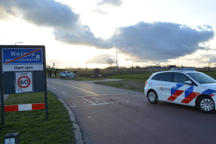 Automobilist rijdt paal uit de grond