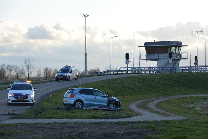 Automobilist rijdt paal uit de grond