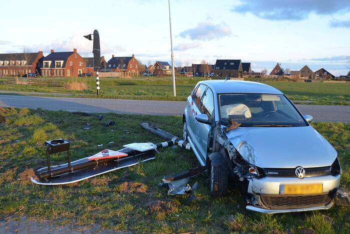Automobilist rijdt paal uit de grond