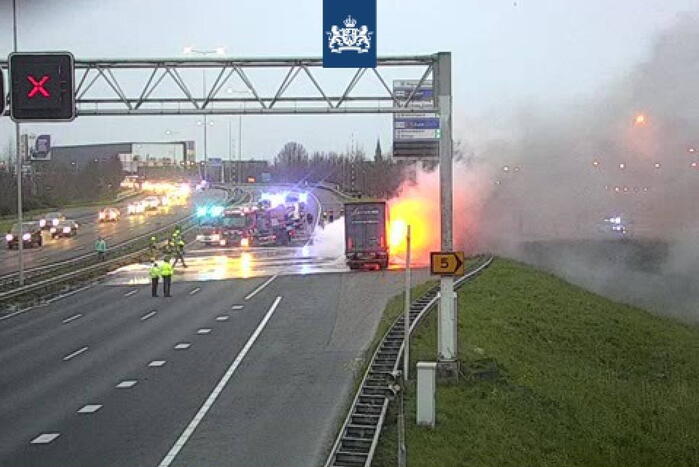 Vrachtwagen op snelweg gaat in vlammen op voor Noordtunnel