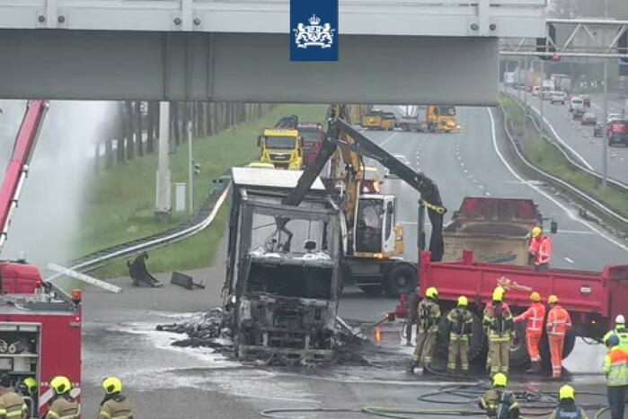 Vrachtwagen op snelweg gaat in vlammen op voor Noordtunnel