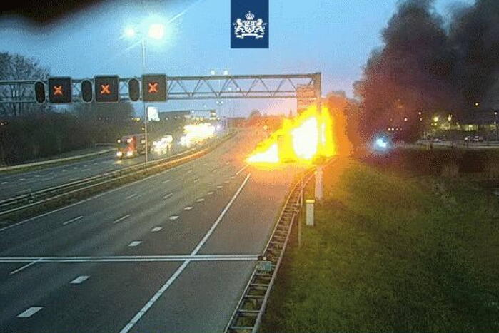 Vrachtwagen op snelweg gaat in vlammen op voor Noordtunnel
