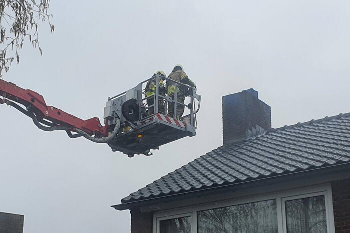 Brand in schoorsteen van woning