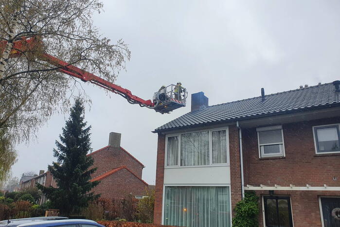 Brand in schoorsteen van woning