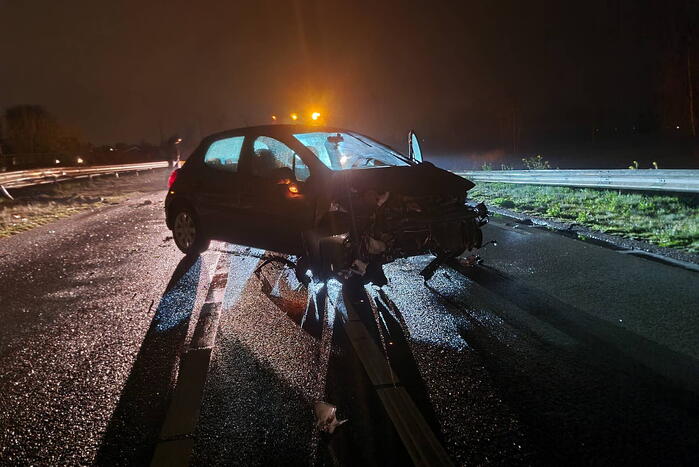 Automobilist botst tegen vangrail