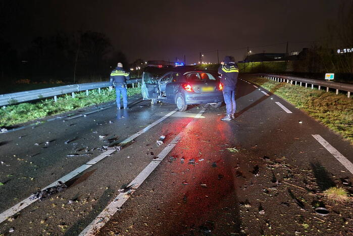 Automobilist botst tegen vangrail