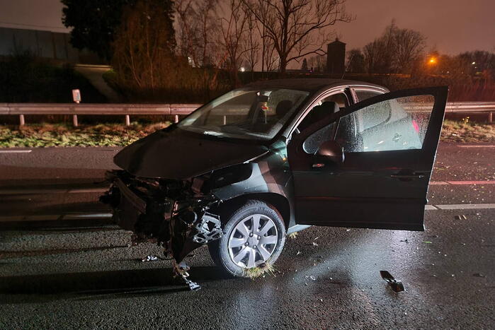 Automobilist botst tegen vangrail