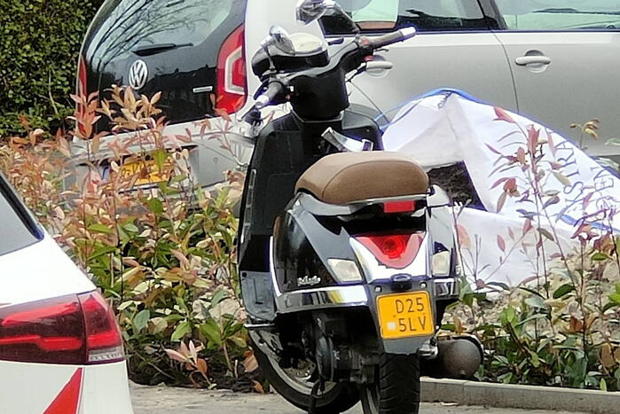 Brommerrijdster gaat onderuit en raakt gewond