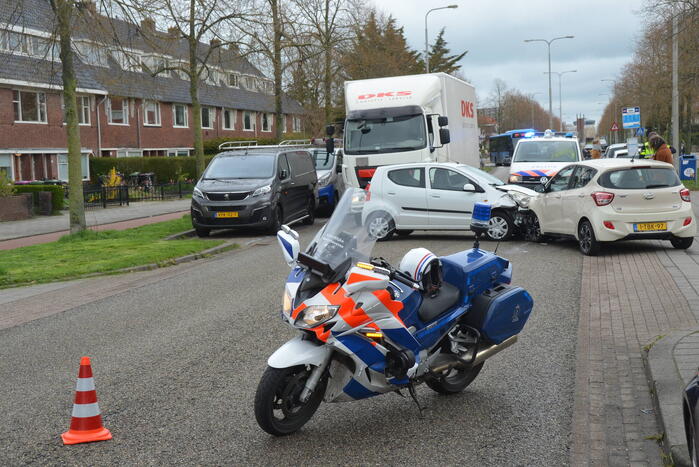 Flinke botsing tussen twee auto's
