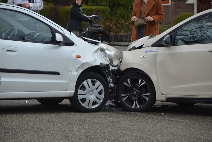 Flinke botsing tussen twee auto's