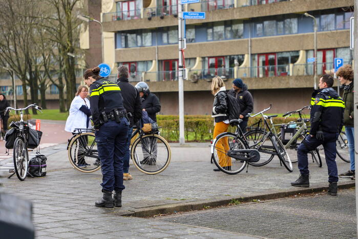 Twee fietsers komen met elkaar in botsing