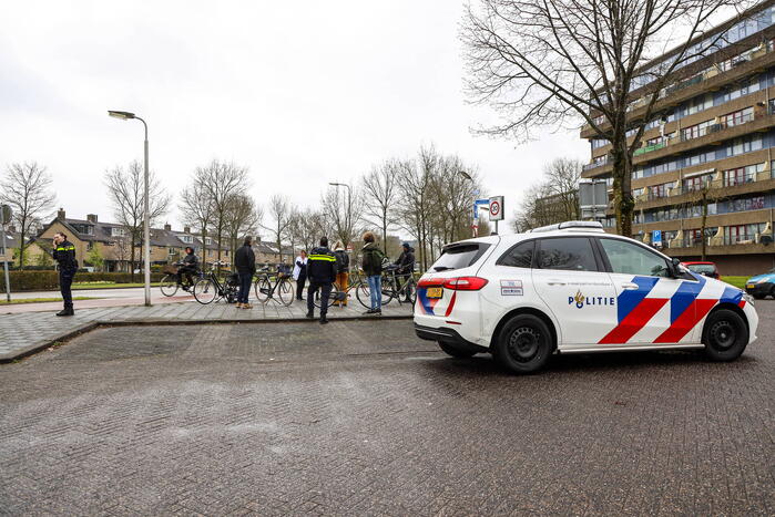 Twee fietsers komen met elkaar in botsing