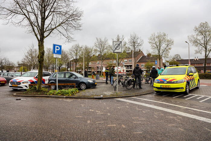 Twee fietsers komen met elkaar in botsing