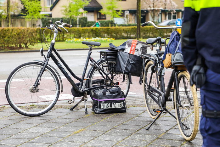 Twee fietsers komen met elkaar in botsing