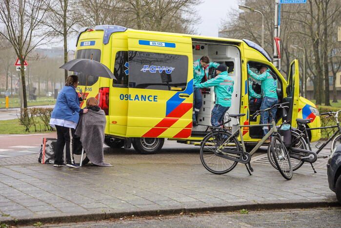 Twee fietsers komen met elkaar in botsing