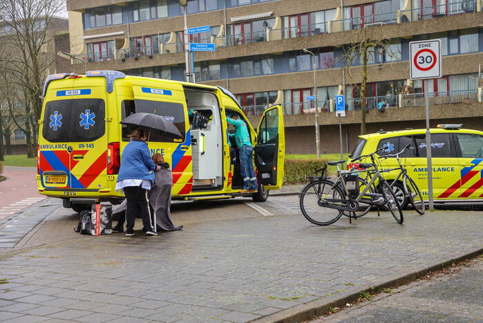 Twee fietsers komen met elkaar in botsing