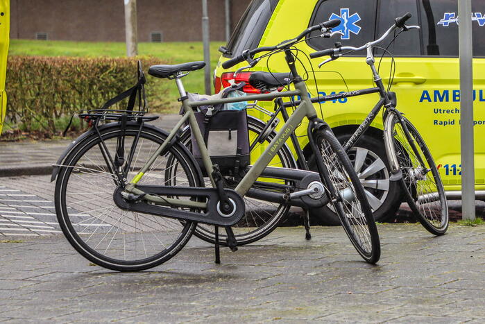 Twee fietsers komen met elkaar in botsing