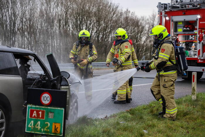 Mini Cooper uitgebrand op afrit van snelweg