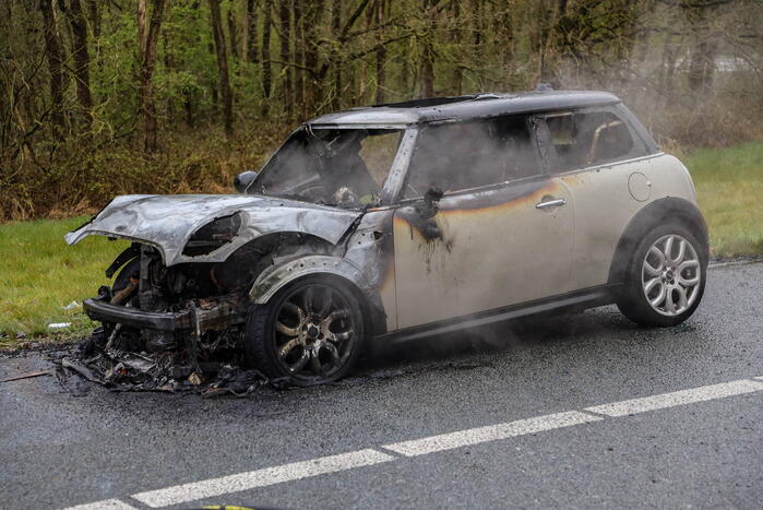 Mini Cooper uitgebrand op afrit van snelweg