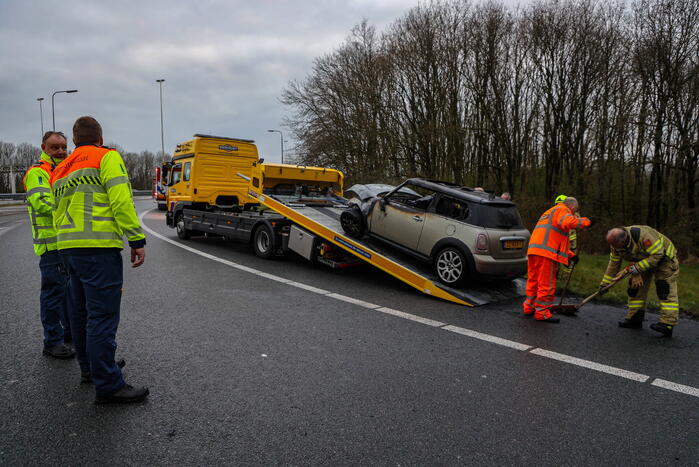 Mini Cooper uitgebrand op afrit van snelweg