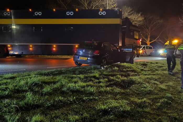 Personenauto komt in botsing met vrachtauto