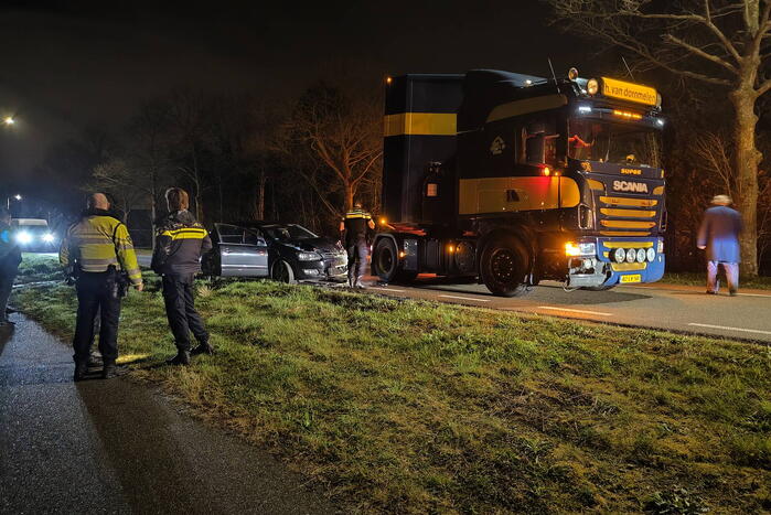 Personenauto komt in botsing met vrachtauto