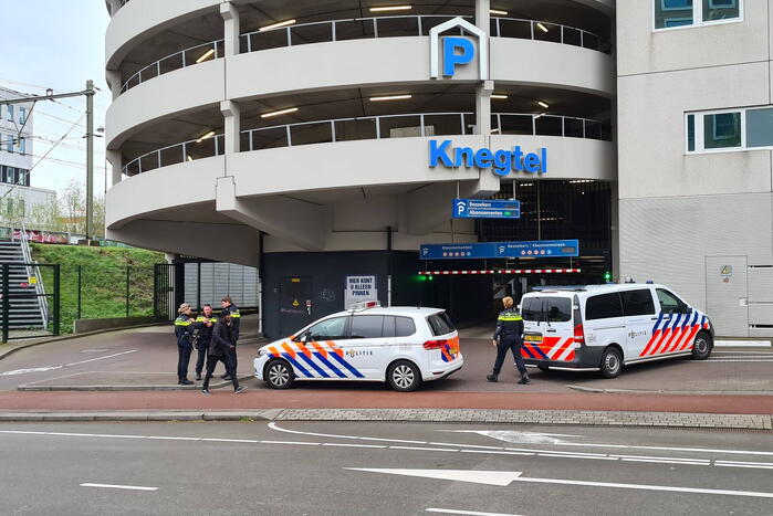 Persoon met verward gedrag uit parkeergarage Knegtel gehaald