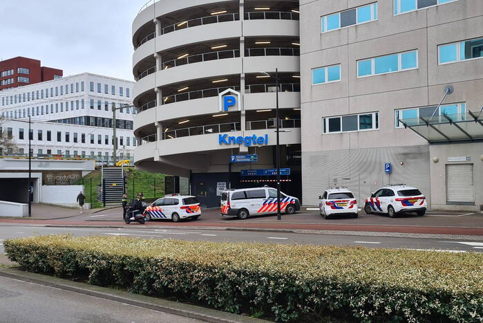 Persoon met verward gedrag uit parkeergarage Knegtel gehaald