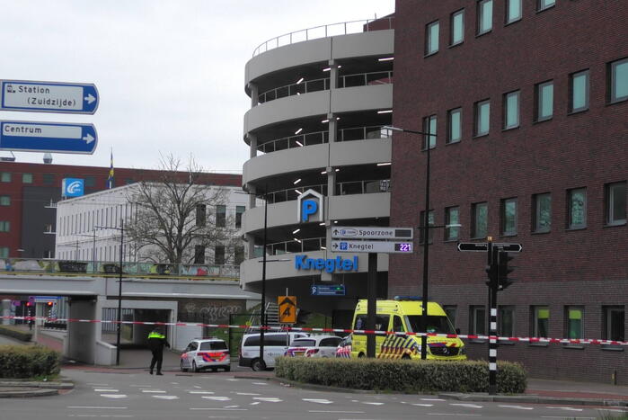Persoon met verward gedrag uit parkeergarage Knegtel gehaald