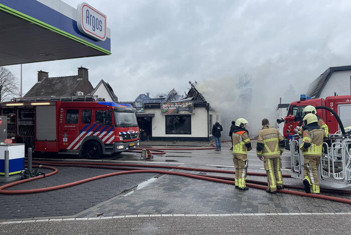 Enorme rookwolken bij brand in woning boven slagerij