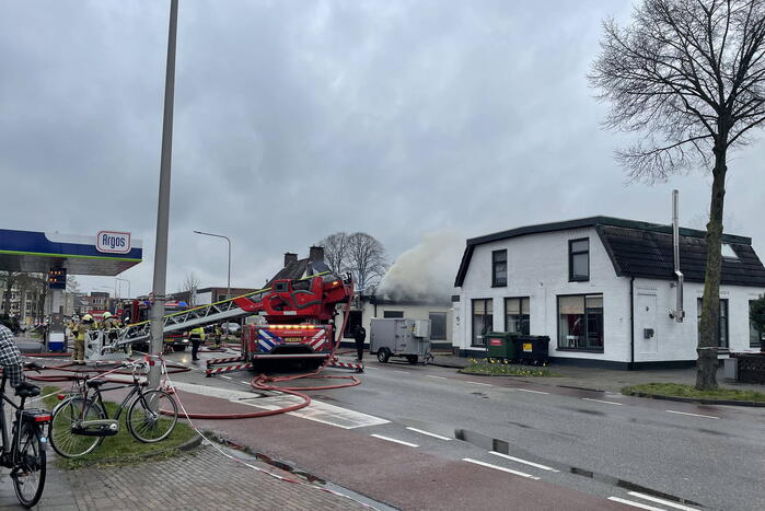 Enorme rookwolken bij brand in woning boven slagerij