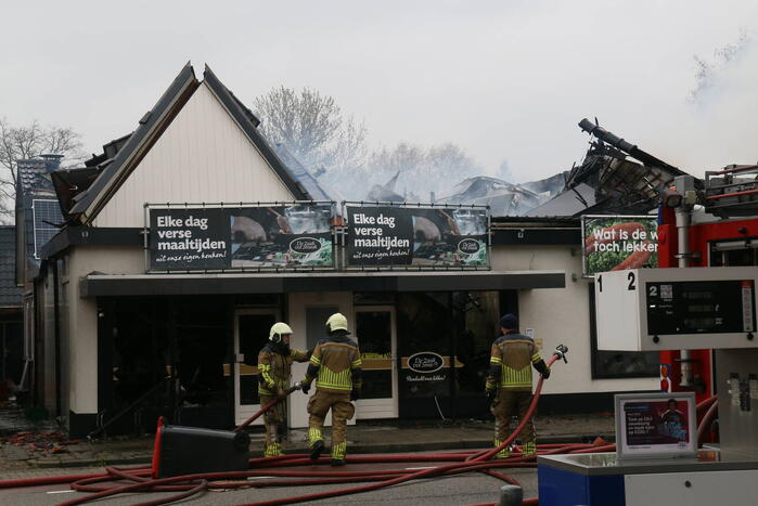 Enorme rookwolken bij brand in woning boven slagerij