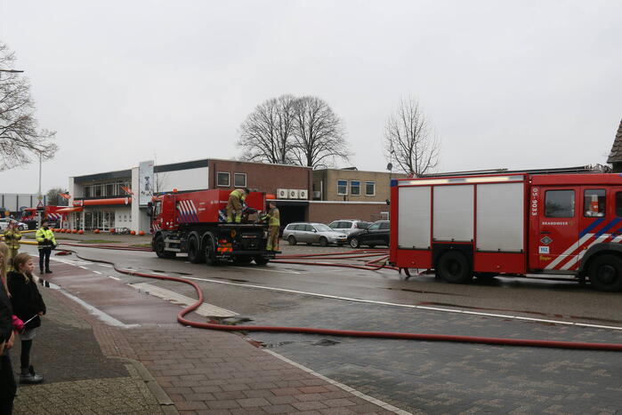 Enorme rookwolken bij brand in woning boven slagerij