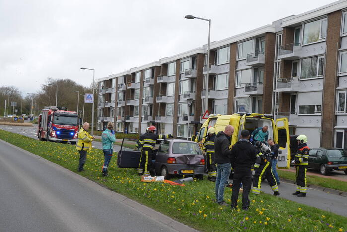 Bestuurder van bestelbus botst op voorganger
