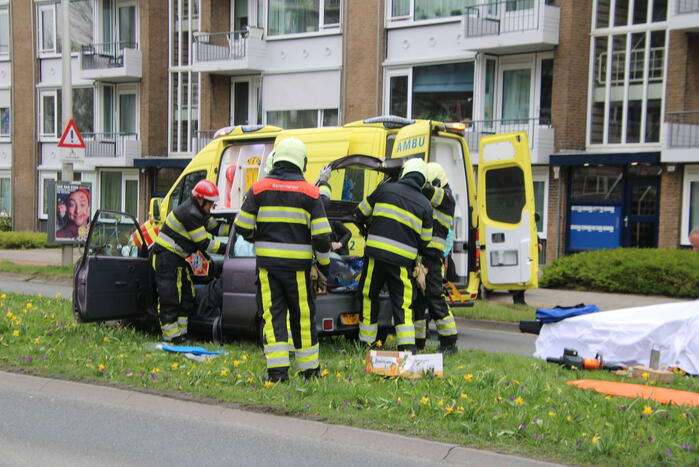 Bestuurder van bestelbus botst op voorganger