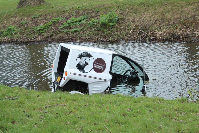 Bestuurder brommobiel rijdt de sloot in