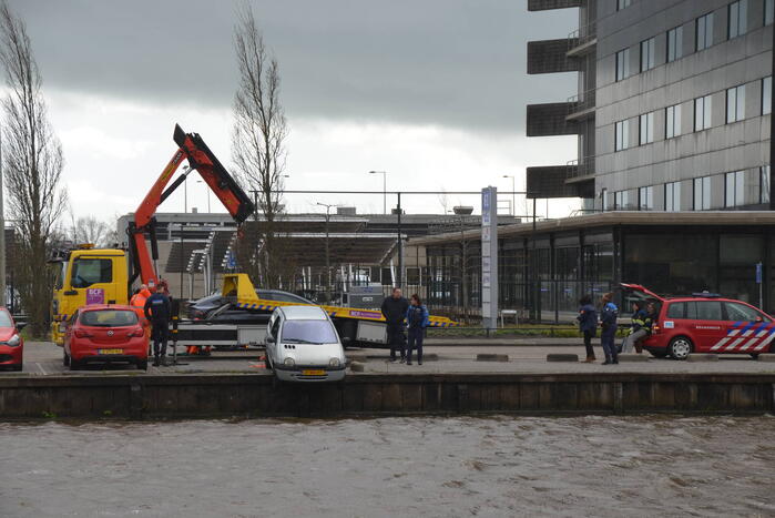 Auto wordt door harde wind bijna te water geblazen