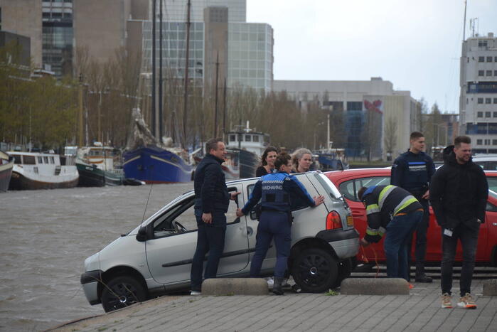 Auto wordt door harde wind bijna te water geblazen