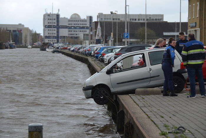 Auto wordt door harde wind bijna te water geblazen