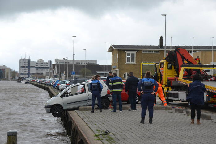 Auto wordt door harde wind bijna te water geblazen
