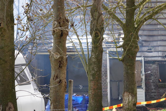 Uitslaande brand verwoest oude varkenshouderij