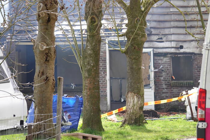 Uitslaande brand verwoest oude varkenshouderij