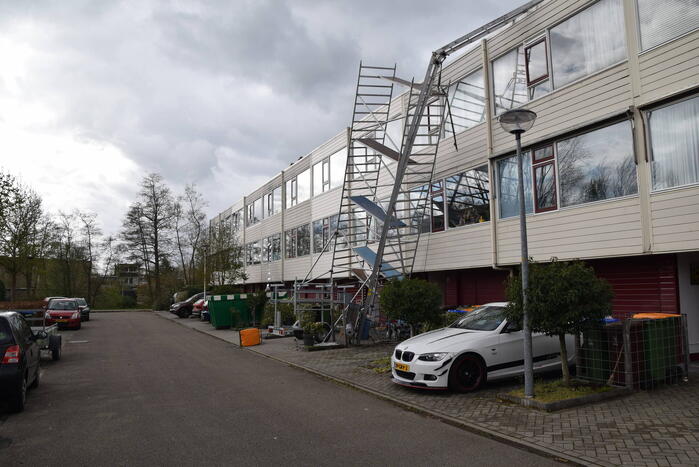 Steiger en bouwlift dreigt op auto te vallen