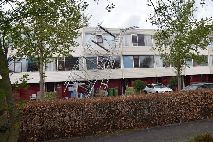 Steiger en bouwlift dreigt op auto te vallen