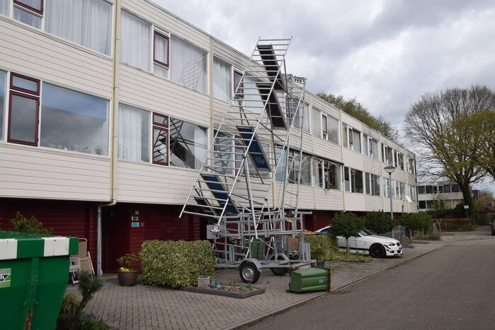 Steiger en bouwlift dreigt op auto te vallen