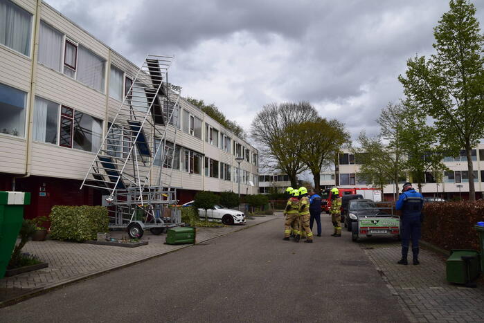 Steiger en bouwlift dreigt op auto te vallen