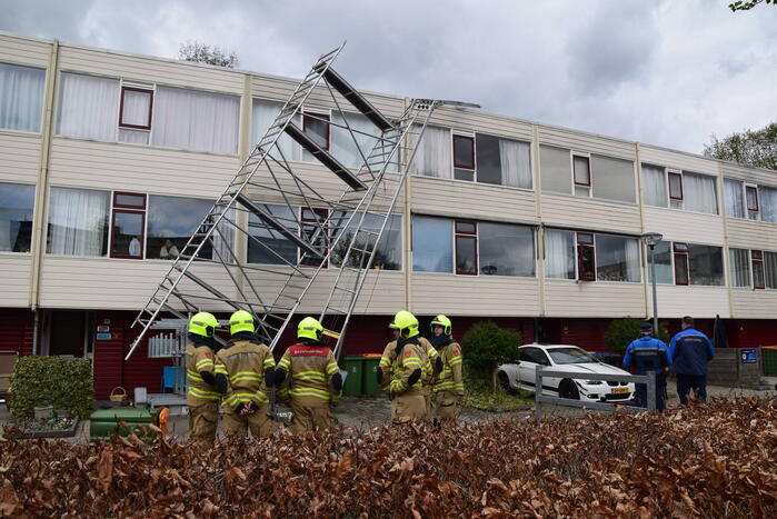 Steiger en bouwlift dreigt op auto te vallen