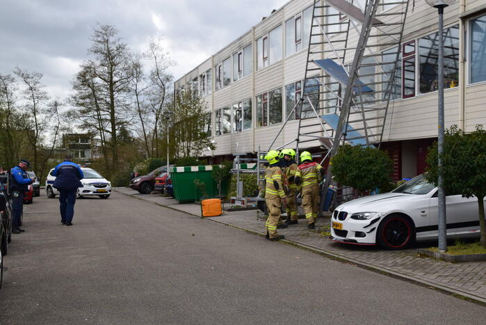 Steiger en bouwlift dreigt op auto te vallen